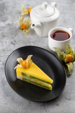 Tropikal mango turtası, mango suflesi ve kivi reçelli doğum günü pastası.