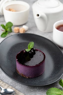 Siyah tabaktaki aynalı üzümlü sufle.