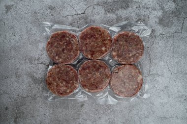 Vakumlu pakette soğumuş köfteler, pişirilmeye hazır köfteler.