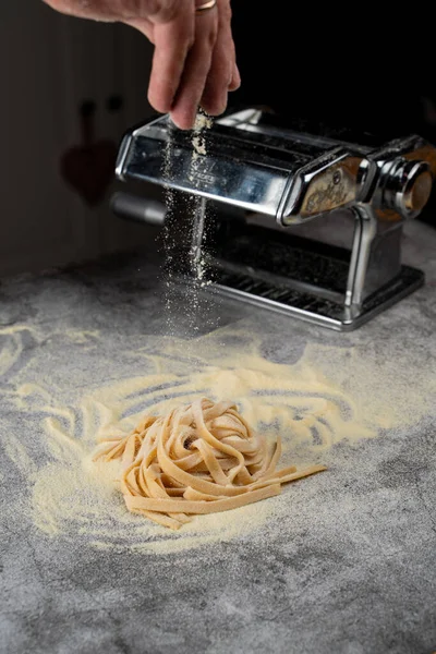 チーフは生の手作りパスタ 小麦粉の手 男性の手を見えるようにし 閉じます — ストック写真