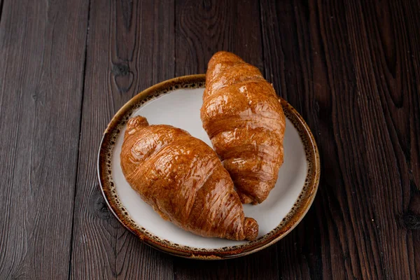 Gebackene Flauschige Croissants Mit Goldener Knuspriger Kruste Auf Holztisch Draufsicht — Stockfoto