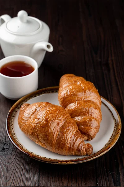 Croissants Fofos Assados Com Crosta Crocante Dourada Mesa Madeira Vista — Fotografia de Stock