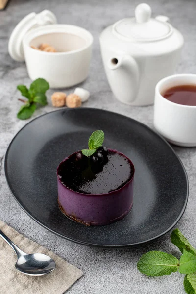 Soufflé Cassis Avec Glaçage Miroir Sur Plaque Noire — Photo