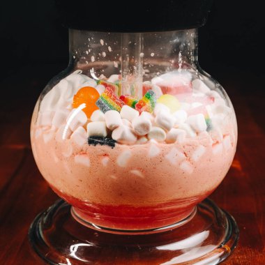 Soğuk nargile soğuğunda şeker, meyve jölesi ve lokum.