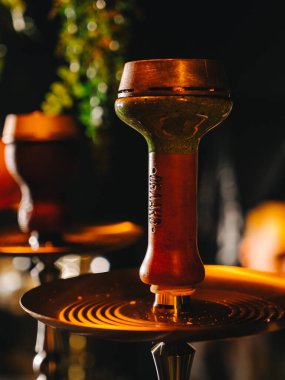 İçinde tütün ve kömür olan nargile kasesini kapat. 