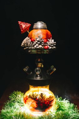 Özel şenlikli, nar ve siyah arkaplan üzerine noel süslemeli kalian.