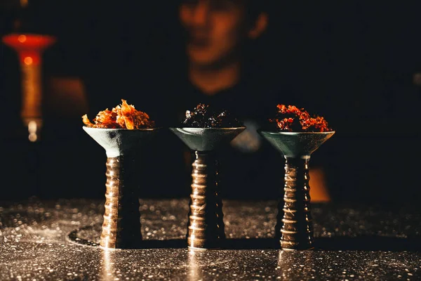 Kâselerdeki üç çeşit shisha tütününün yan görünüşü
