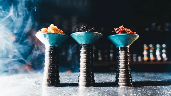 Smoky bar tezgahında farklı türde nargile tütünü yan görünümü