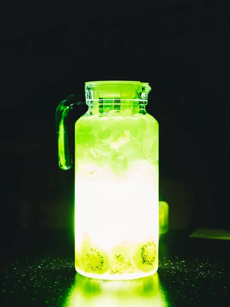 Fluorescerend Groene Limonade Gloeiend Van Binnen Donkere Achtergrond — Stockfoto