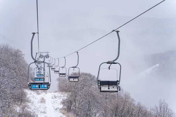 Armênia Inverno 2019 Paisagem Nevada Montanha Com Falésias Árvores Nuas Imagem De Stock