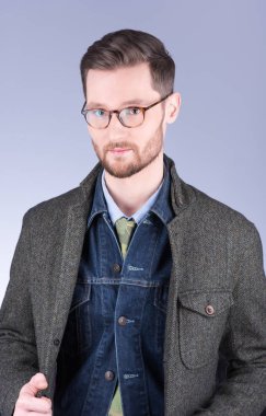 Şık modern giysiler, stüdyo portre yakışıklı bir genç adam Dikey portre