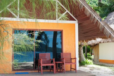 İki sandalye, bir sahil evi. Deniz manzarası. Tropikal peyzaj