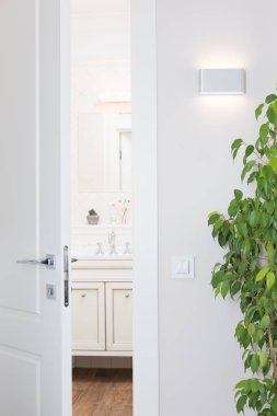 Modern Duvar lambası, parlak beyaz iç. Kapı tuvalete Aralık