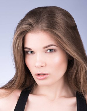 Genç güzel kadın portre portre. Mükemmel temiz cilt