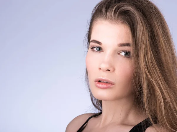 Retrato de primer plano horizontal de una joven hermosa mujer con el pelo largo y fluido —  Fotos de Stock