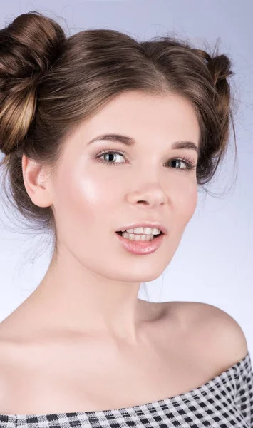 Portrait vertical de modèle de femme mignonne avec un maquillage quotidien frais et une coiffure ondulée mignonne — Photo