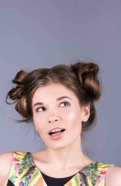 Dikey güzel saç modeli olan güzel bir kadın portresi