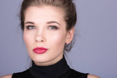 Hafif makyaj ve kırmızı ruj ile güzel bir genç kadın portresi portre