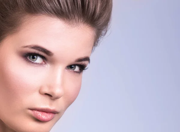 Primer plano de la cara de una hermosa joven con maquillaje ligero —  Fotos de Stock