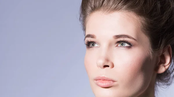 Beauty porträtt. Närbild ansikte av en vacker ung kvinna med professionell make-up nude — Stockfoto