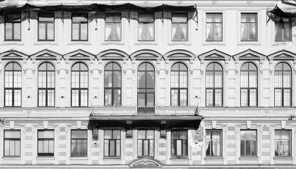 Imagem tonificada. Fachada de um edifício antigo com grandes janelas e paredes em ruínas — Fotografia de Stock