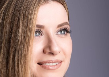 Genç bir kadın, ışık karşısında portresi closeup gülümse