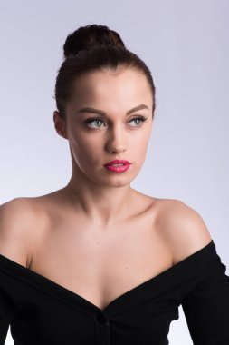 Nötr gri arka plan üzerinde siyah elbiseli güzel esmer dikey portresi