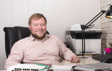 Rus ofis çalışanı. Genç adam sakal ve bıyık