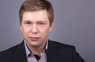 Yatay portre portre yakışıklı delikanlı ceket ve gömlek