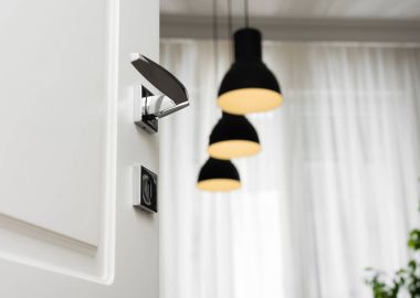 Krom kapı closeup baş beyaz modern kapılar. Lambalar ve pencere