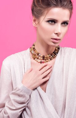 Genç bir kadının boynundaki boncuk. Moda portre portre