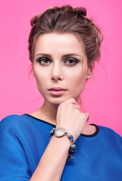 Portrait de beauté coloré de belle jeune femme avec un bracelet sur le bras — Photo