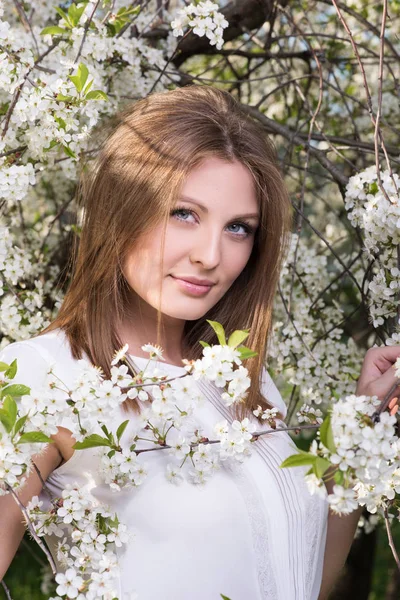 Dikey çiçekli Bahçe genç güzel kadın portresi