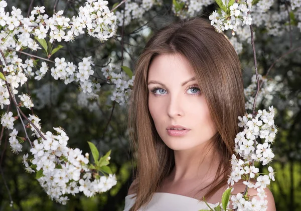 Çiçekli bahçe içinde genç güzel kadın portre portre. Çıplak makyaj