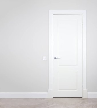 Modern beyaz kapı. Gri duvar ile özgür yer. Minimalist parlak iç