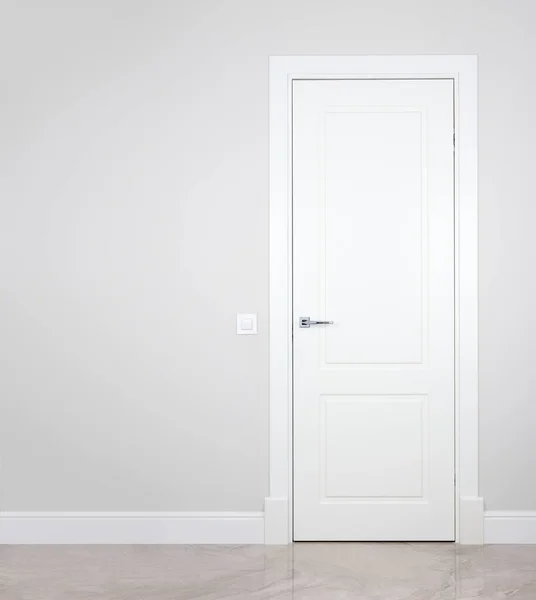 Modern beyaz kapı. Gri duvar ile özgür yer. Minimalist parlak iç