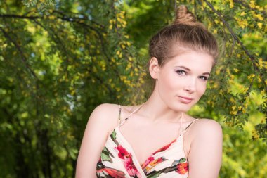 Yatay bir yazlık elbise açık havada güzel genç bir kadın portresi