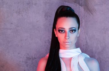 Yatay dikey futuristik bir şekilde güzel bir genç kadının. Profesyonel makyaj