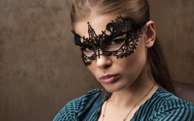 Genç güzel kadın gözleri maske yatay closeup portresi