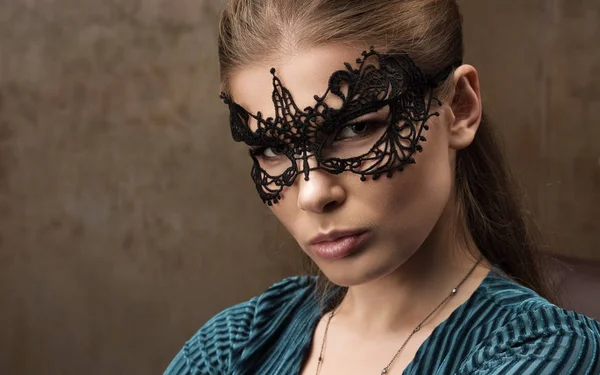Genç güzel kadın gözleri maske yatay closeup portresi