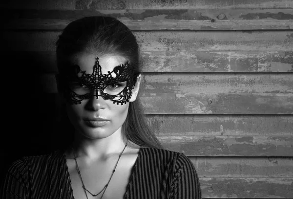 Retrato preto e branco retrato de jovem bela senhora em máscara de mascarada elegante — Fotografia de Stock
