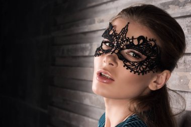Zarif maskeli balo maskeli göze güzel genç kadın portresi portre