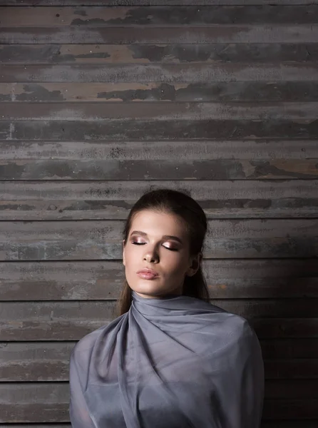 Ung kvinna funderar på något med ögonen stängda. Professionell makeup — Stockfoto