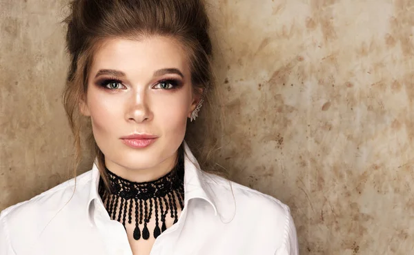 Retrato de primer plano de belleza. Hermosa mujer joven en camisa blanca contra una pared de metal — Foto de Stock