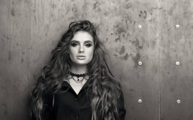 Profesyonel makyaj ayakta duvara karşı olan güzel kadın siyah ve beyaz güzellik portresi