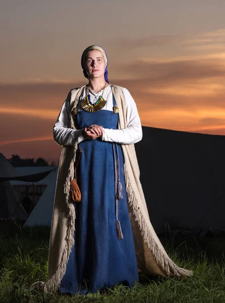 Portret in volle lengte van een jonge vrouw in historisch kostuum. — Stockfoto