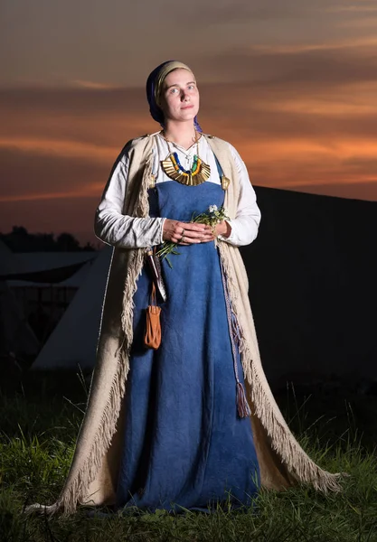 Verticale portret in volle groei van Slavische vrouwen uit het verleden. — Stockfoto