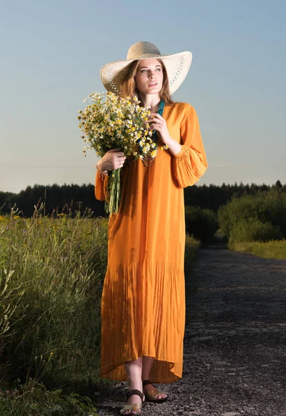 Tam büyüme, Şapkalı güzel genç kadın dikey portre