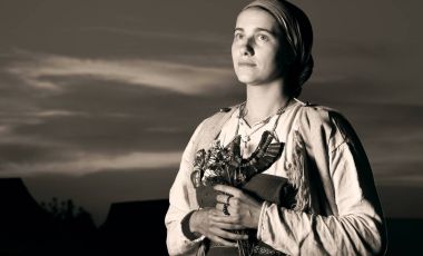 Renkli antika closeup geçmişten gelen Slav kadın portresi. Görüntünün tarihi yeniden yapılanma