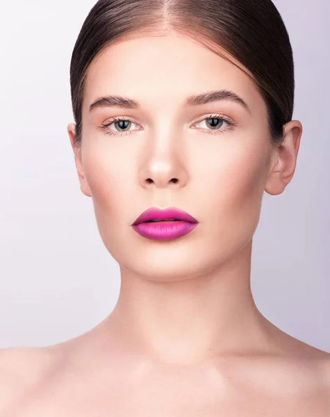 Skönhet närbild porträtt. Vacker ung kvinna med ljusa professionell make-up — Stockfoto